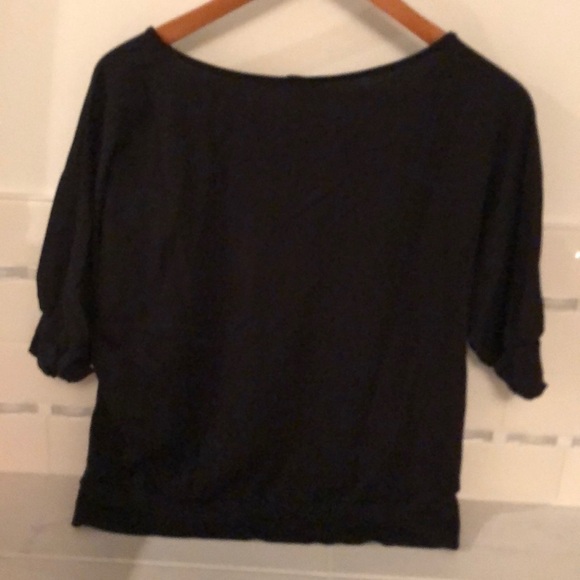 Groggy black t-shirt with feather print. - Picture 6 of 7